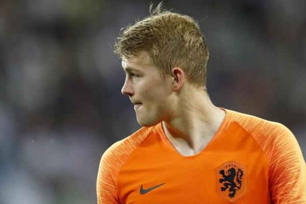 德弗里踢什么位置？