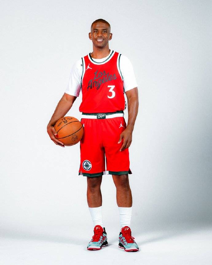 保羅出現在三號球衣中：淚水退回快船新聞發(fā)布會